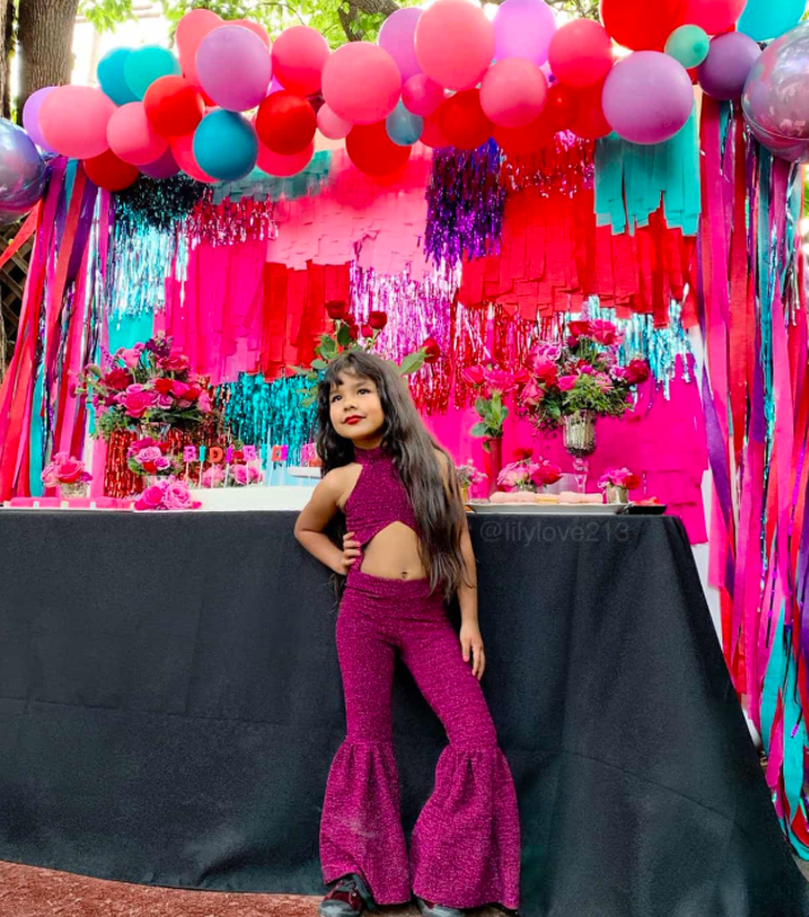 Niña Celebra Su Cumpleaños Con Fiesta Temática De Selena Quintanilla Y